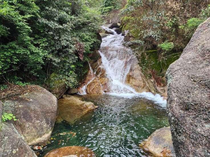 飞跃沙丘的小球